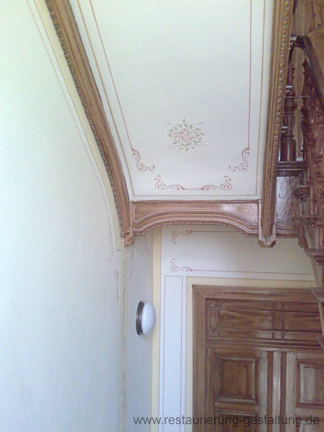 An den Decken hat der Restaurator für Malerei eine einfache Deckenmalerei mit Schablonen angebracht. Die Wangen und Türen sind mit einer Holzmalerei in Eiche bemalt. Die Holzimitation wurde in Öl bemalt. Der Innungsbetrieb der Berliner Malerinnung hat sich auf Restaurator und Malerarbeiten im Treppenhaus spezialisiert.